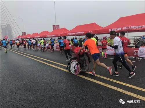 热烈庆祝！南昌马拉松鸣枪开跑，英雄城迎来激情奔跑盛宴——三万五千名选手共襄盛举！