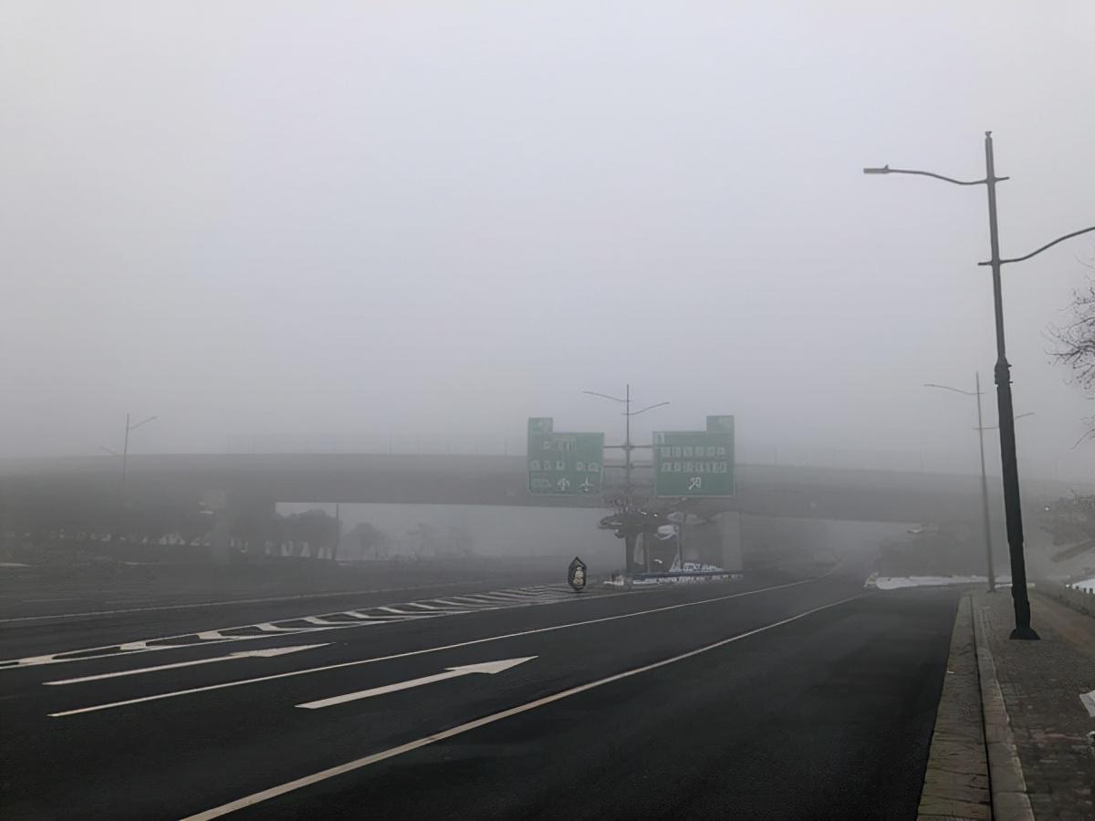 河南邓州遂平等地发布大雾红色预警，大雾逐渐消散——解析大雾天气的影响及应对措施