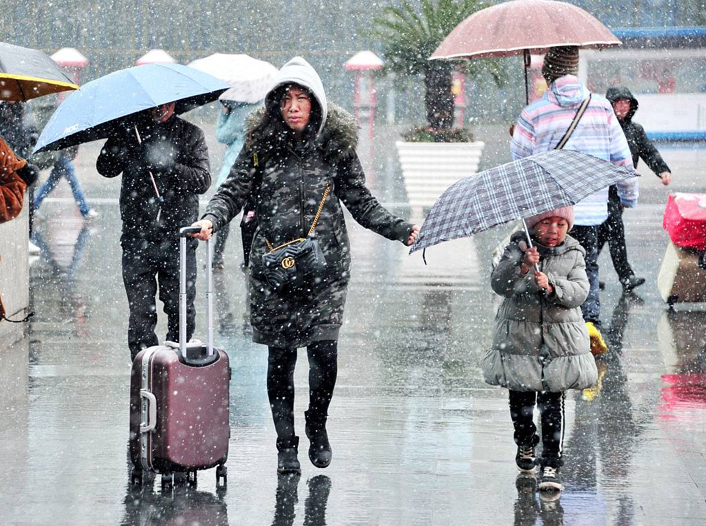 明起新一轮大范围雨雪来袭，中东部暖热持续，周末起强降温将至