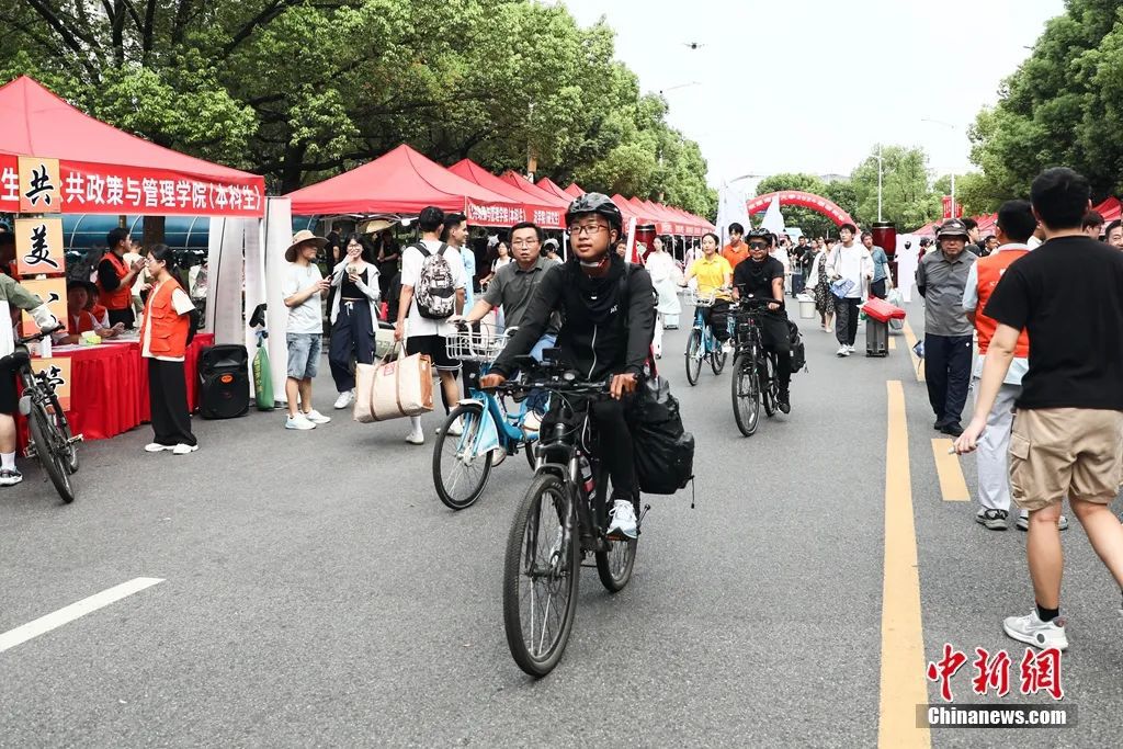 高校新生单骑跨三省，行程八百里返校